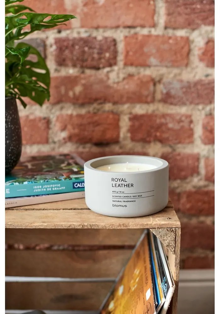 Свещ от соев восък с време на горене 25 h Fraga: Royal Leather – Blomus