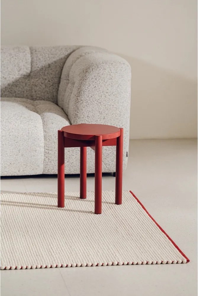 Червен стол от масивен бук Hopp – noo.ma