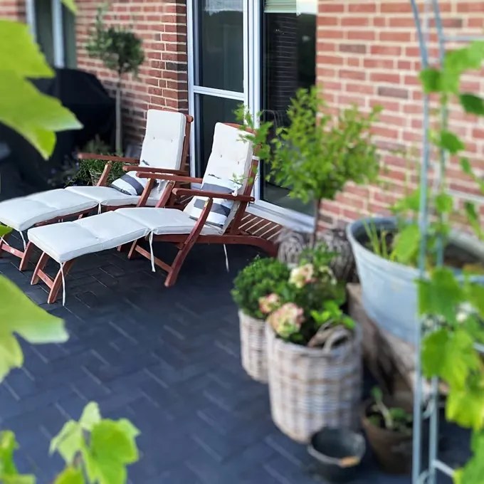 Комплект от 2 градински шезлонга от акациево дърво - сгъваеми с поставка за крака