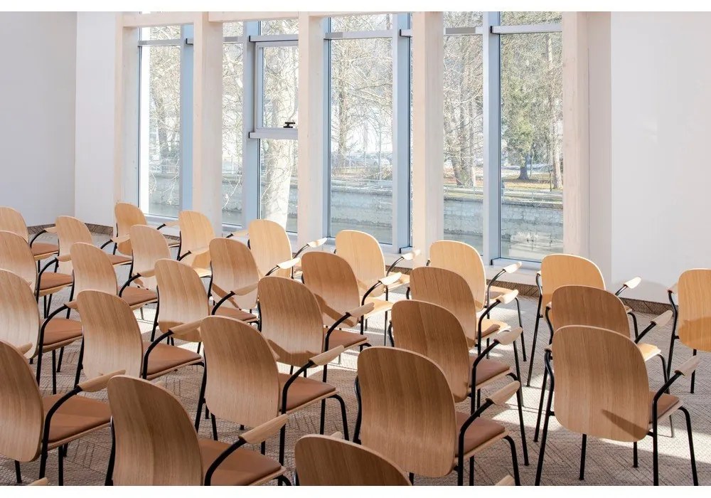 Трапезни столове в комплект с подлакътници/за подреждане 2 бр. от декор от дъб в естествен цвят Book – Gazzda