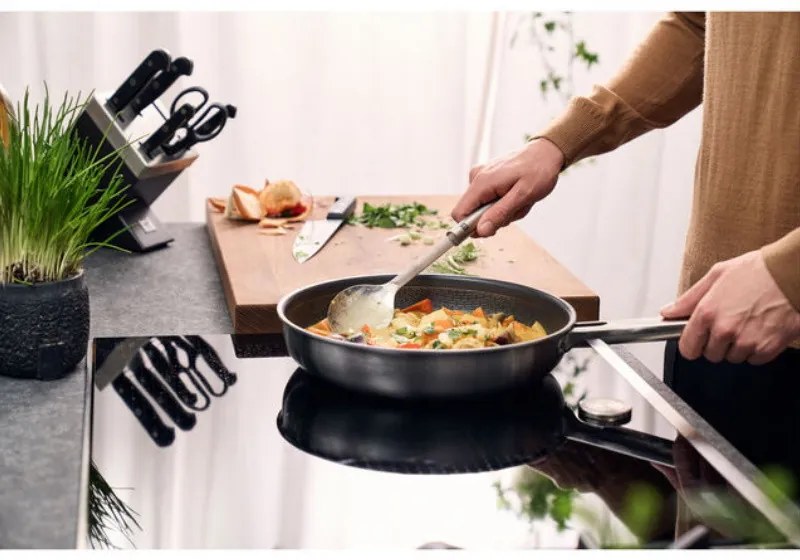 Дълбок тиган Zwilling Joy Plus 1029411, 20 см, Незалепващо Permaresist Ultra покритие, Неръждаема стомана 18/10, Фурна и Индукция, Сребрист