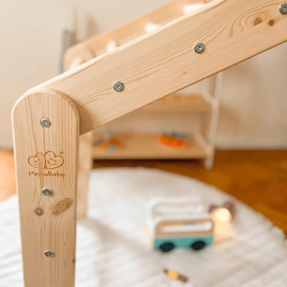 Пиклер триъгълник от масивен бор в естествен цвят 112x61x94 cm Montessori – Meowbaby