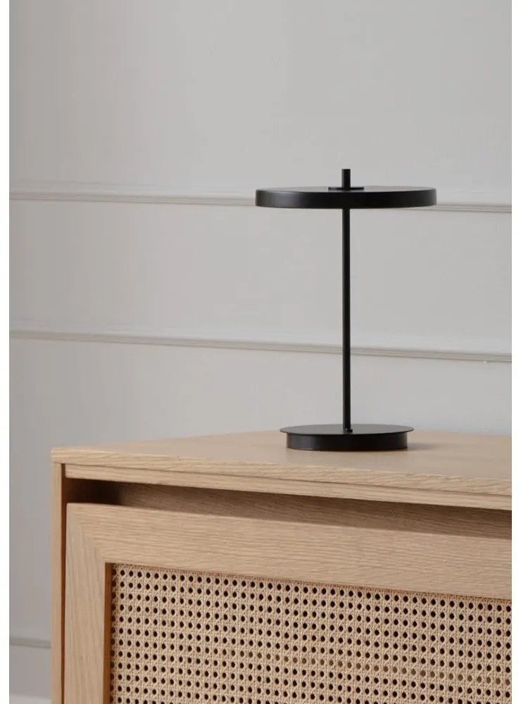 Черна метална LED настолна лампа с метален абажур (височина 31 cm) Asteria Move – UMAGE