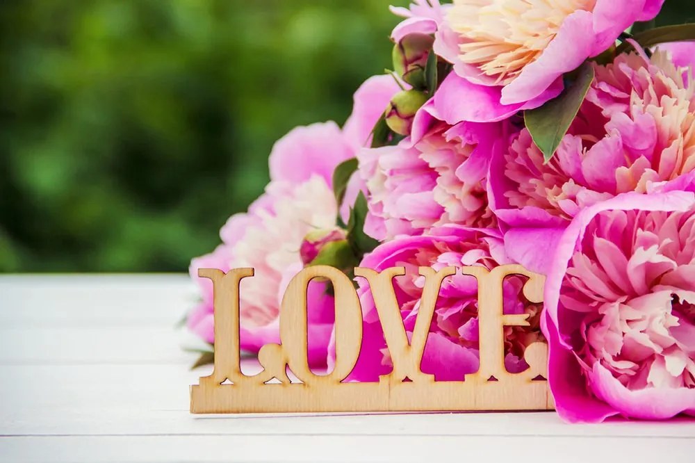 Фототапет – Божури с надпис Love