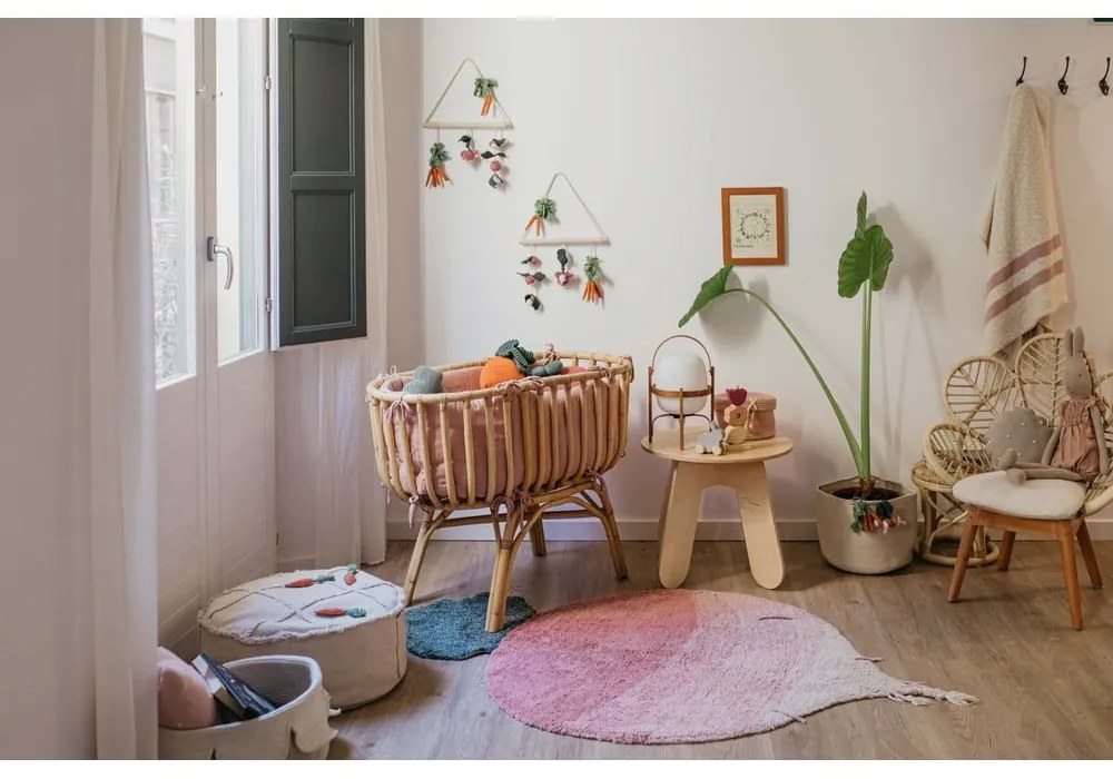 Розов ръчно изработен памучен детски килим подходящ за пране 100x150 cm Ramona the Radish – Lorena Canals