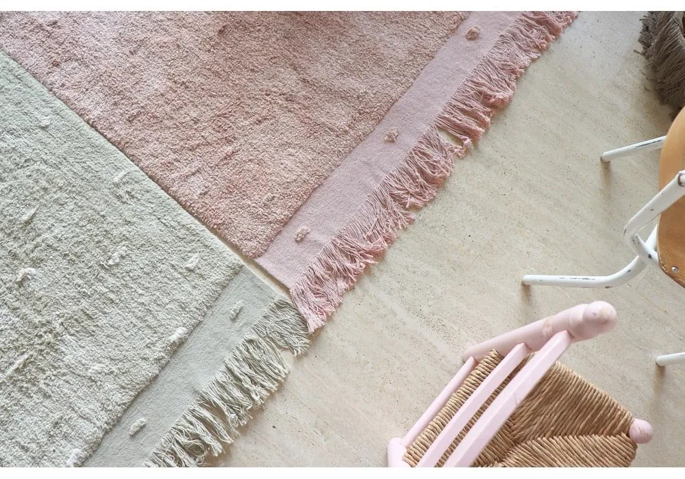 Светлозелен ръчно изработен памучен килим подходящ за пране 140x200 cm Woods Symphony Olive – Lorena Canals