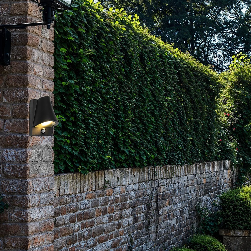 Външна стенна лампа черна IP44 с датчик за движение - Femke