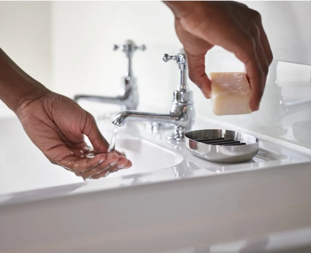 Сапунерка от неръждаема стомана в блестящо сребрист цвят EasyStore Luxe – Joseph Joseph