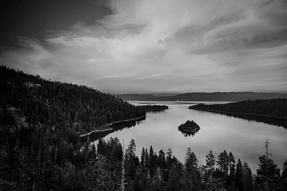 Фототапет – Вечерно езеро в черно-бяло