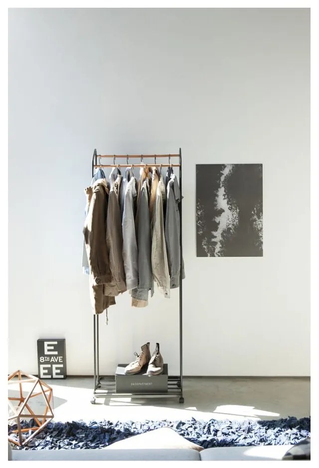 Черна метална стойка за дрехи на колелца Tower – YAMAZAKI