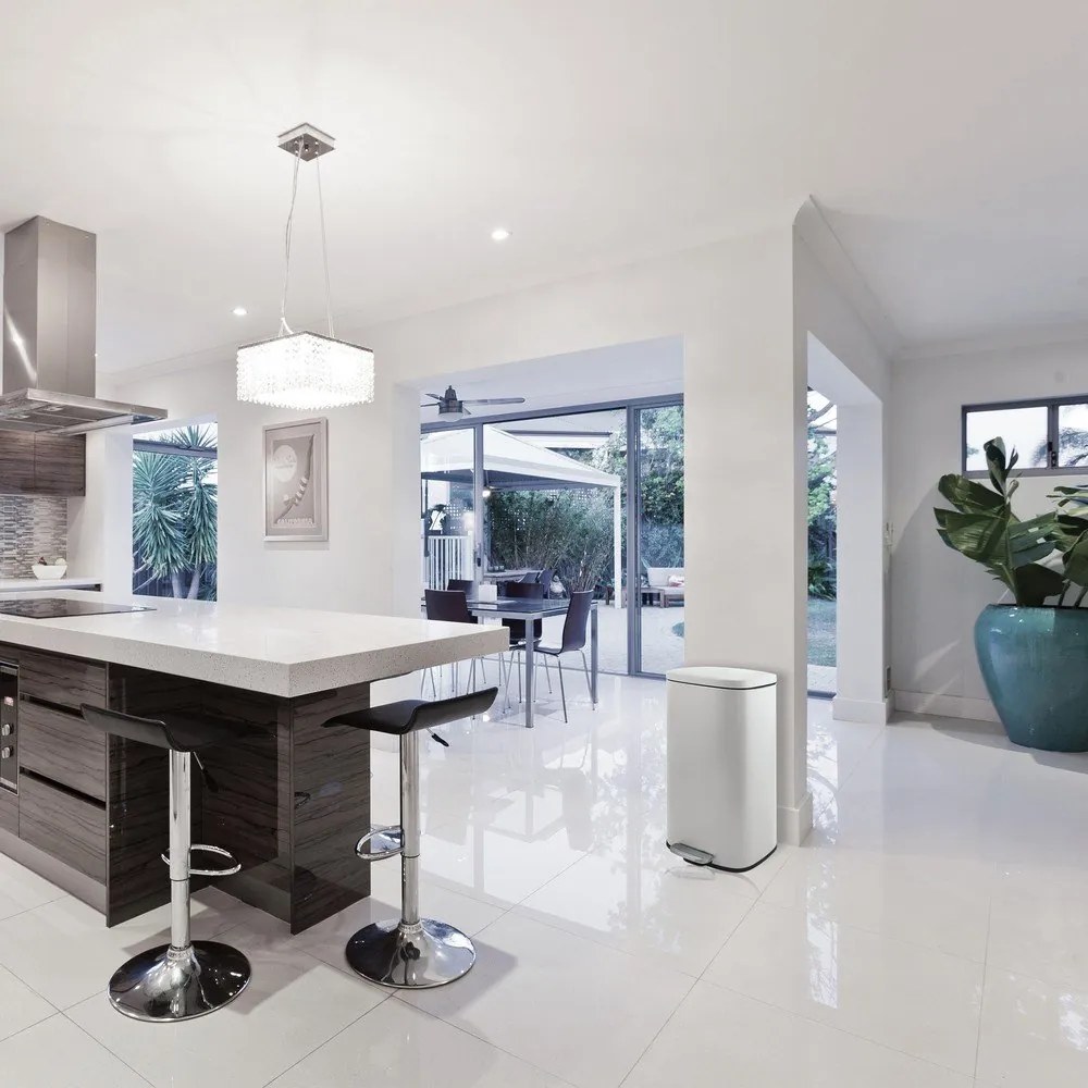 Стоманено кошче за боклук с педал в матово бял цвят 50 l Akira – Spirella