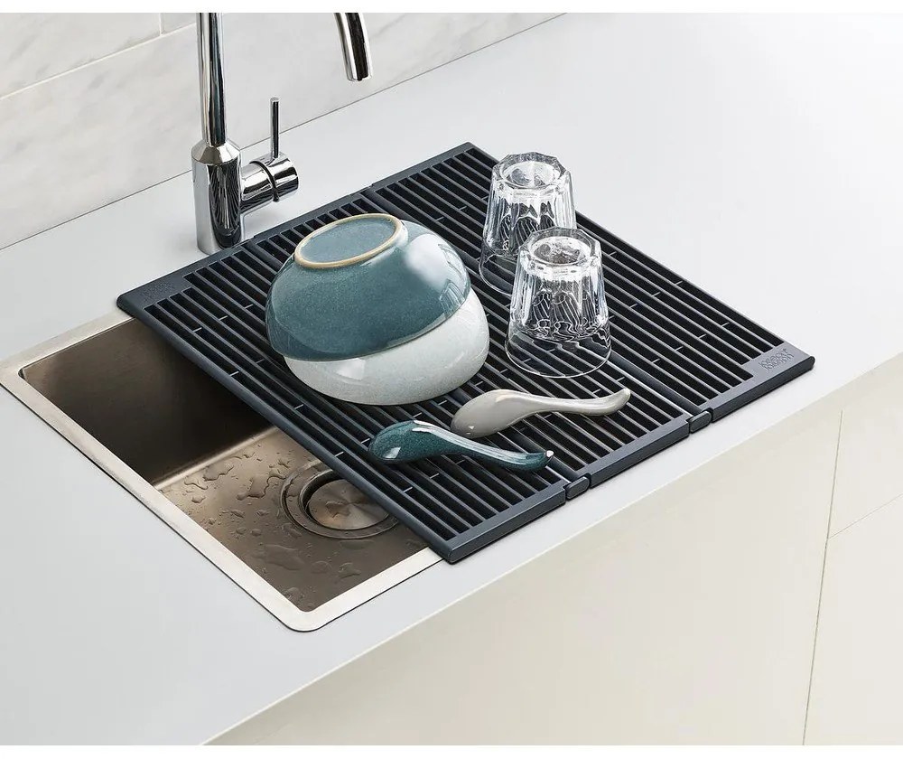 Сива регулируема пластмасова решетка за оттичане за мивка 43x13 cm Platform – Joseph Joseph