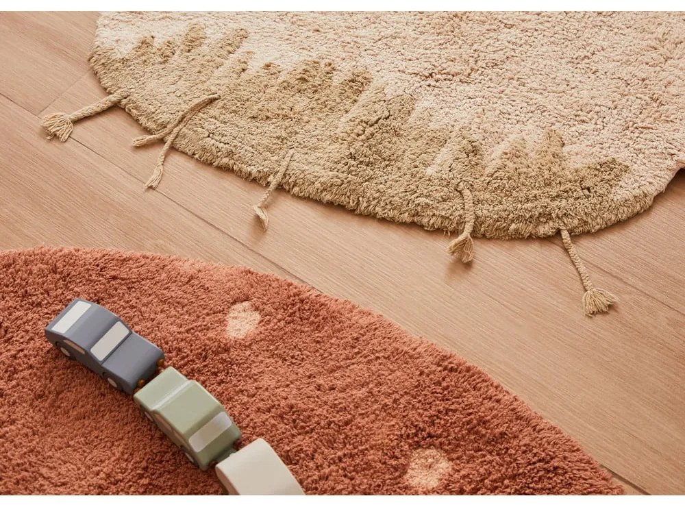 Памучен ръчно изработен детски килим подходящ за пране в тухлен и кремав цвят 120x120 cm Boletus – Lorena Canals