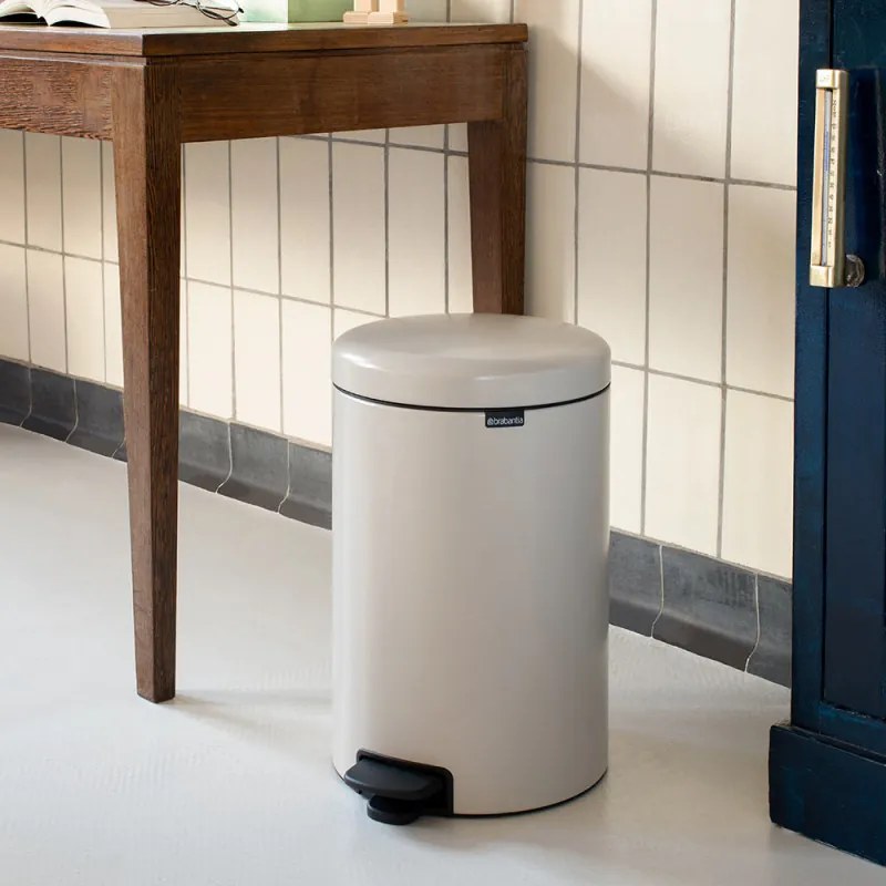Кош за боклук с педал Brabantia NewIcon 1005535, 20 л, Плавно затваряне, Противоплъзгаща основа, Бежов