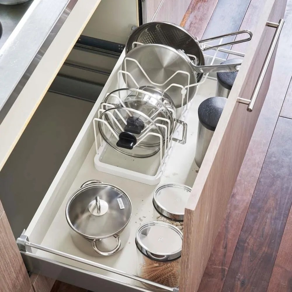 Бяла регулируема стойка за капаци и тигани Tower - YAMAZAKI