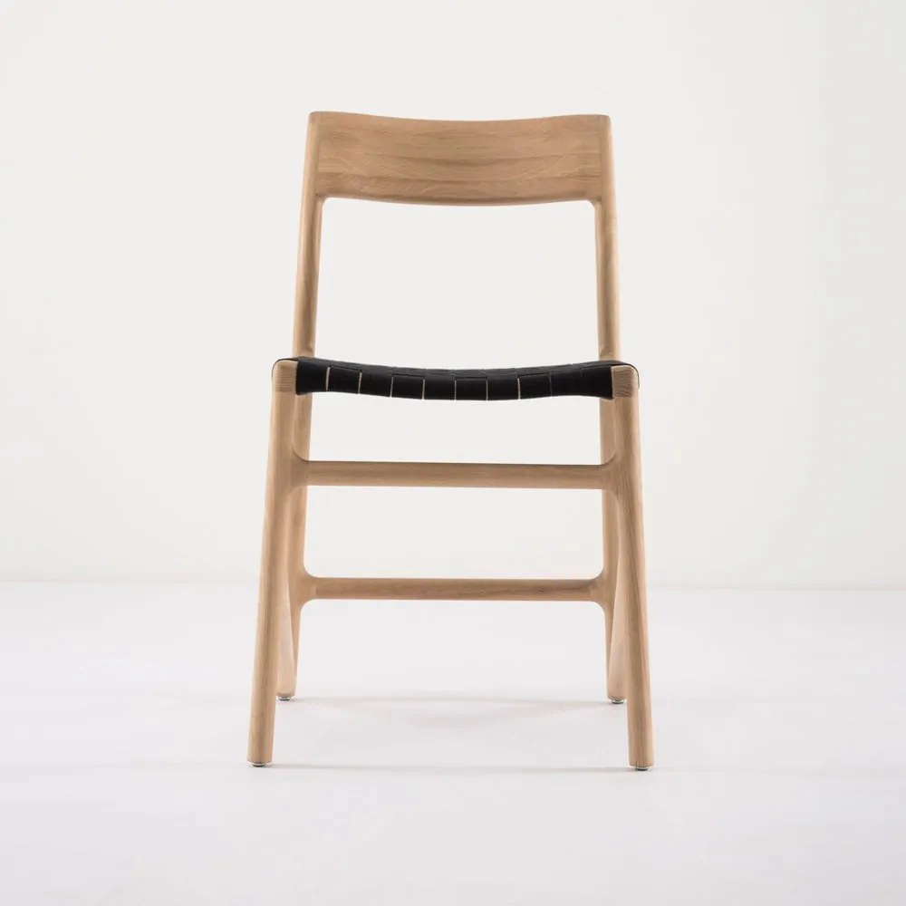 Трапезен стол от масивна дъбова дървесина с черна седалка Fawn - Gazzda