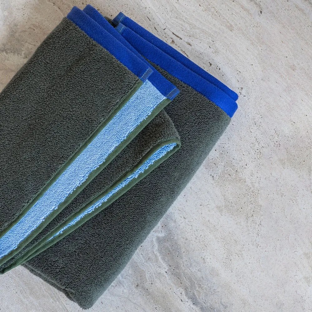 Тъмнозелена/синя хавлиена кърпа от органичен памук от тери 70x133 cm Soft – Mette Ditmer Denmark