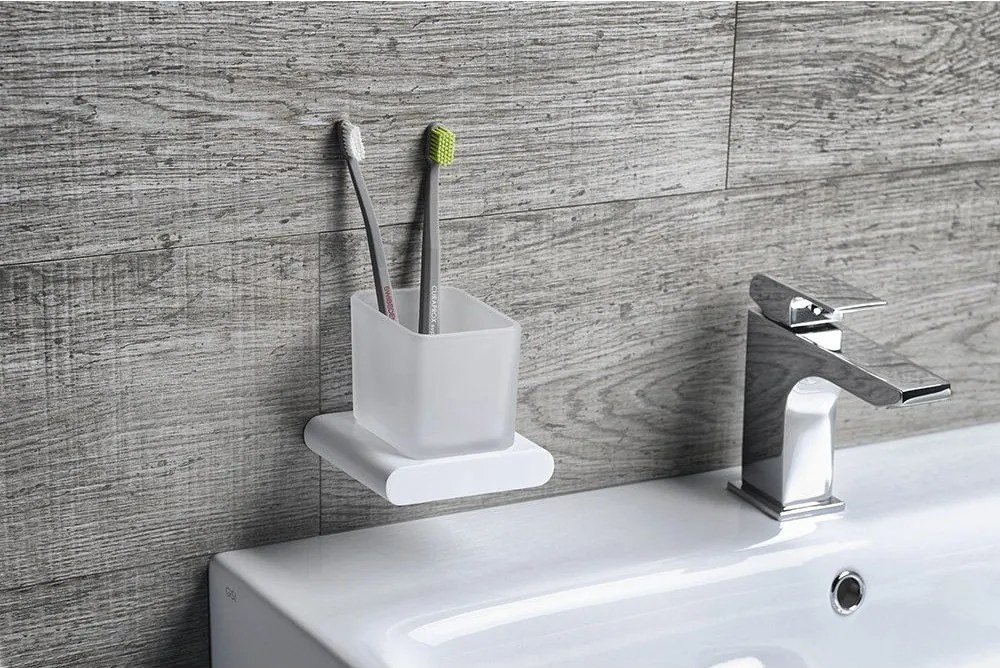 Бял стенен стъклен диспенсер за сапун 300 ml Flori – Sapho