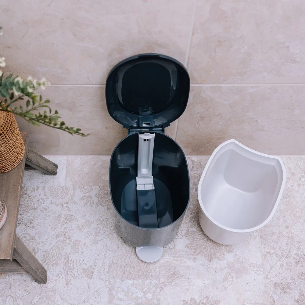 Тъмносиво пластмасово кошче за боклук с педал 3,5 l – Addis