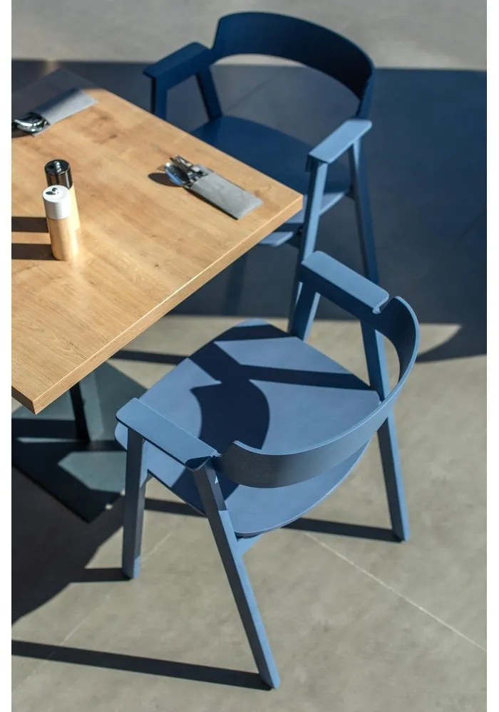 Син трапезен стол с подлакътници от масивен дъб Flip – Gazzda