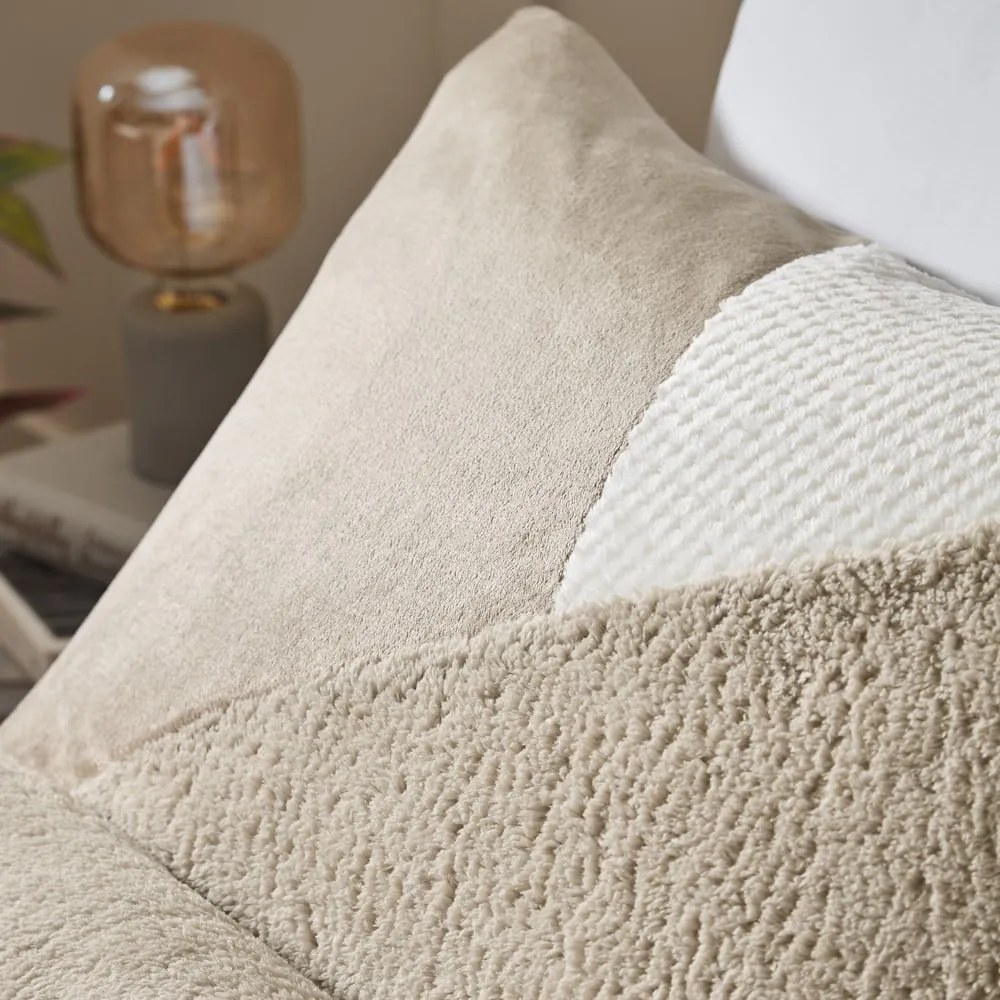 Бежово двойно спално бельо от микроплюш 200x200 cm Larsson Geo – Catherine Lansfield