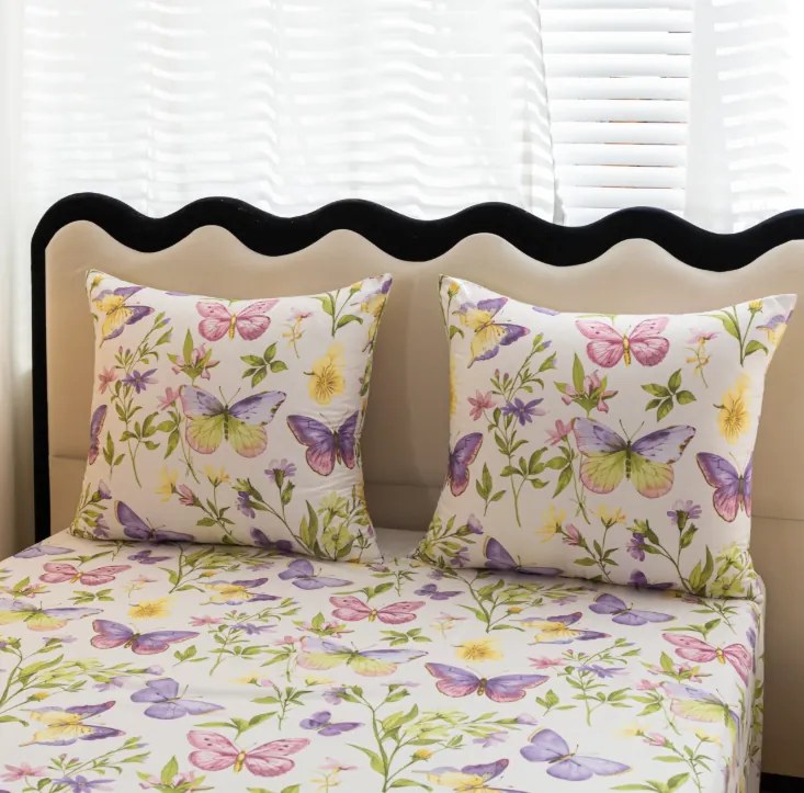 Бяло спално бельо с пеперуди и цветя Ширина: 160 см | Дължина: 200 см