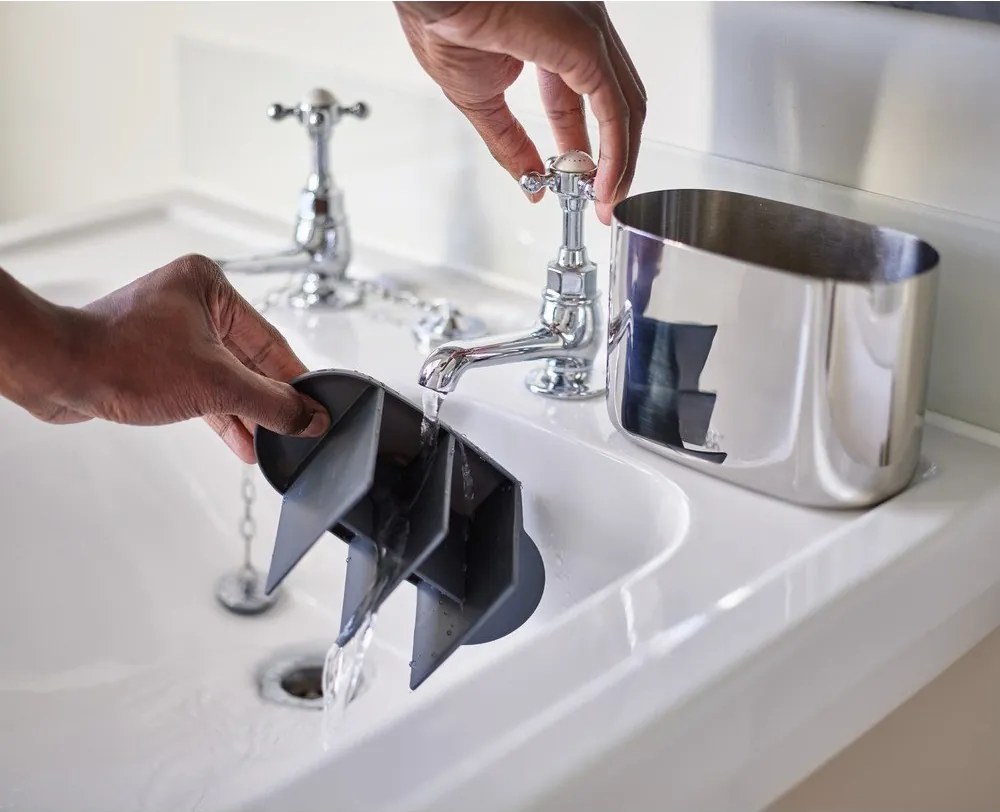 Стойка за четки за зъби от неръждаема стомана в блестящо сребрист цвят EasyStore Luxe – Joseph Joseph