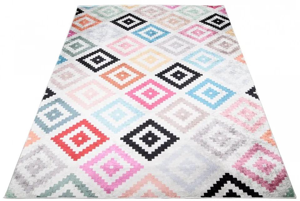 Модерен килим с цветна геометрична шарка Ширина: 140 см | Дължина: 200 см