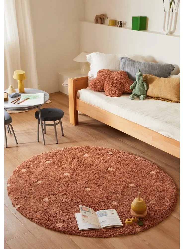 Памучен ръчно изработен детски килим подходящ за пране в тухлен цвят ø140 cm Round Dot Chestnut – Lorena Canals