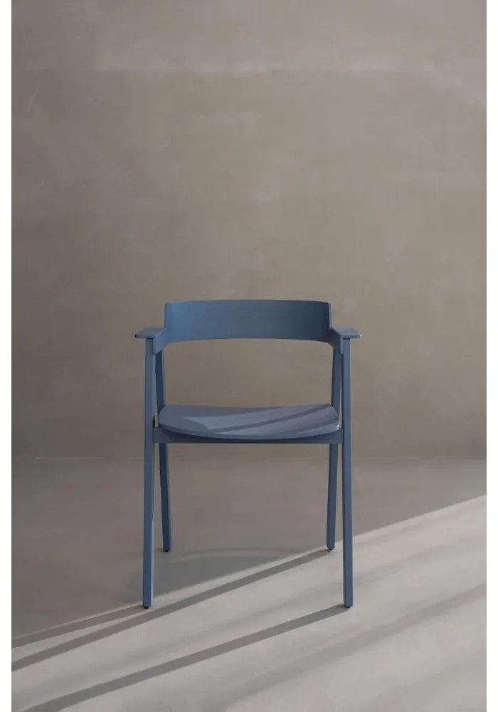 Син трапезен стол с подлакътници от масивен дъб Flip – Gazzda