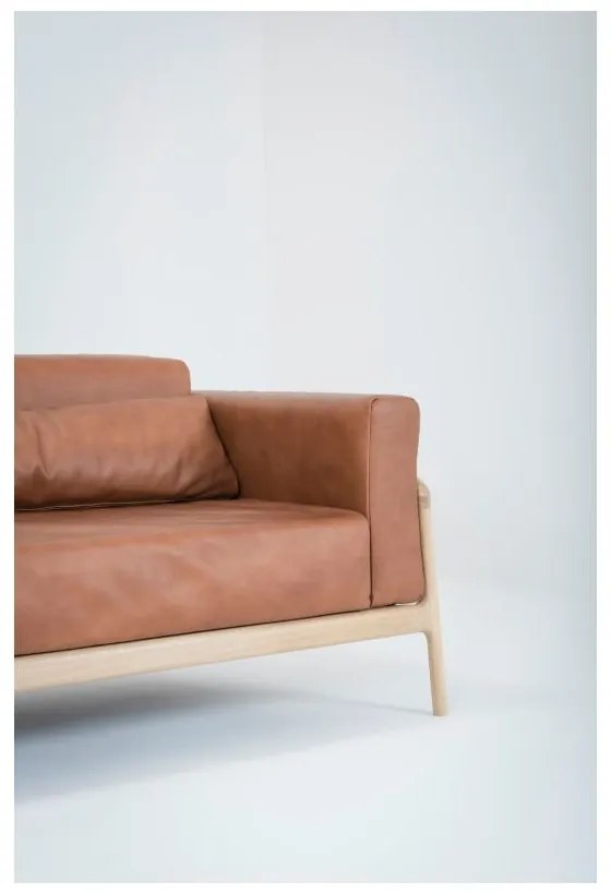 Диван от коняк кафява биволска кожа с масивна дъбова конструкция , 240 см Fawn - Gazzda