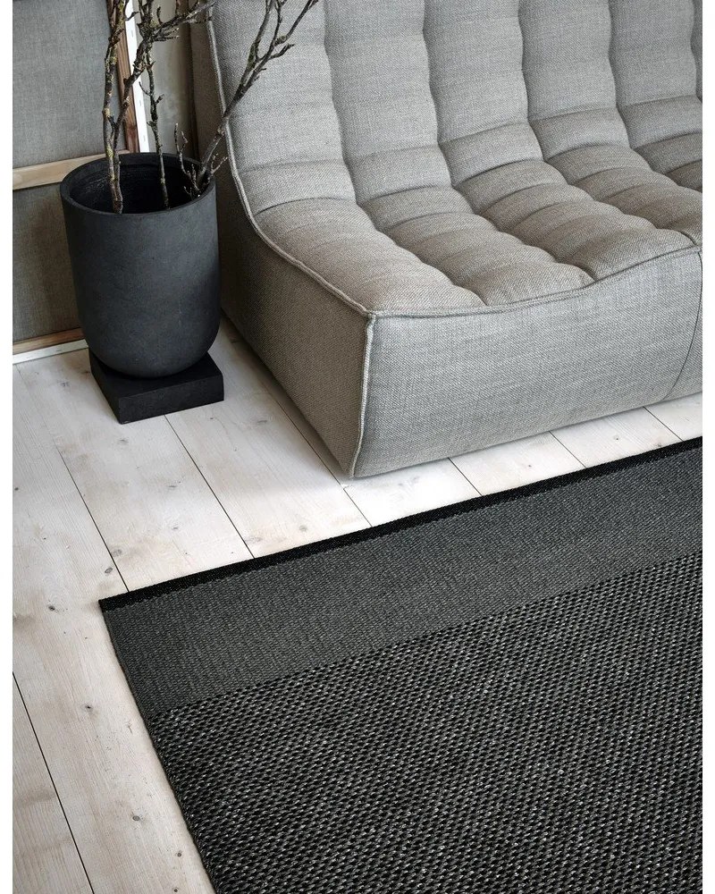 Антрацитен килим за открито и закрито 60x85 cm Edit Charcoal – Pappelina
