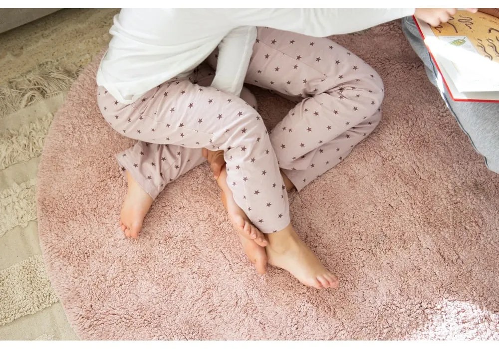 Розов ръчно изработен памучен детски килим подходящ за пране 160x180 cm Puffy Love – Lorena Canals