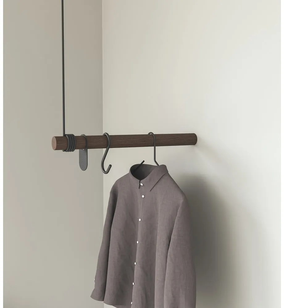 Кафява стенна закачалка от масивен дъб 50 cm Swing – LIND DNA