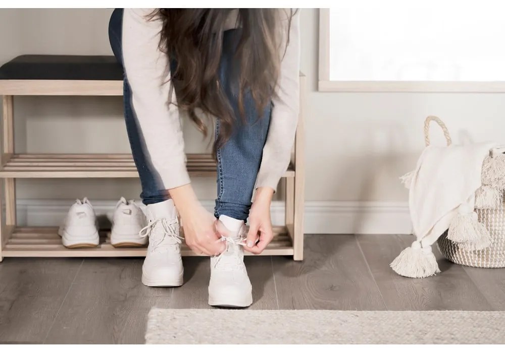 Черна стойка за обувки от масивен дъб за сядане Confetti – Rowico