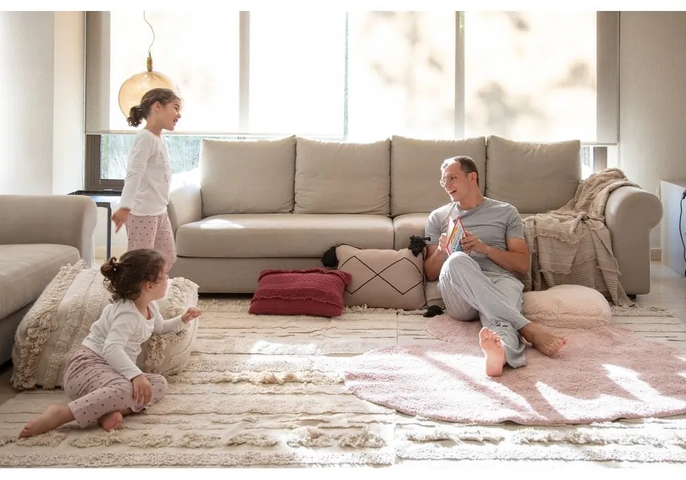 Розов ръчно изработен памучен детски килим подходящ за пране 160x180 cm Puffy Love – Lorena Canals