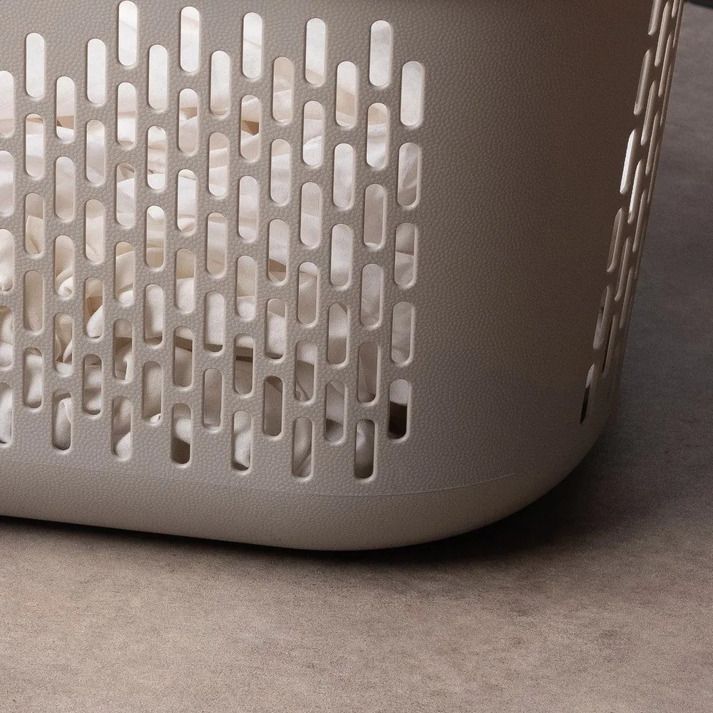 Светлокафяв пластмасов кош за пране 45 l – Addis