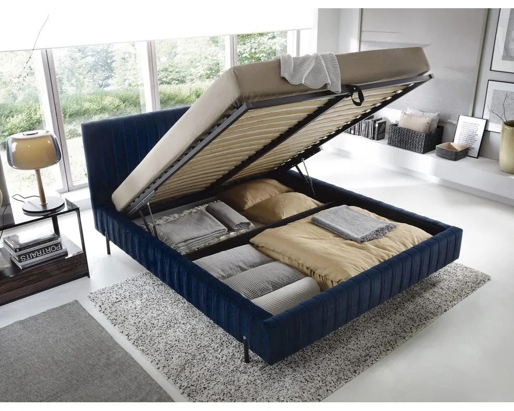 Тъмносиньо двойно легло 140x200 cm тапицирано с място за съхранение с включена подматрачна рамка Plissa – ELTAP