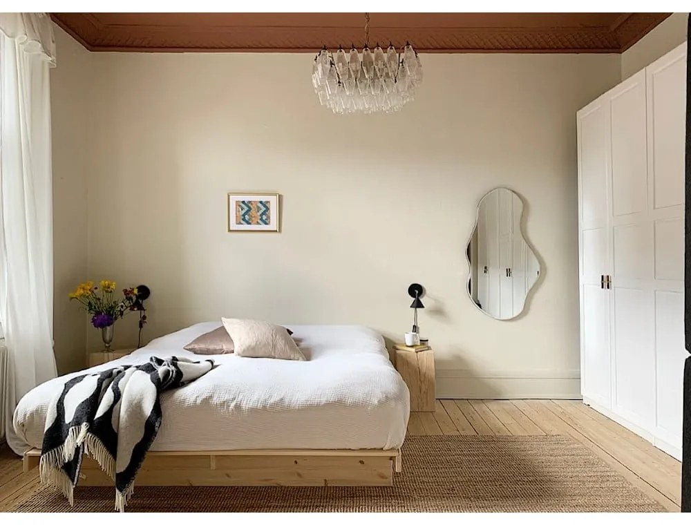 Двойно легло от масивен бор с място за съхранение с включена подматрачна рамка в естествен цвят 180x200 cm Kanso – Karup Design