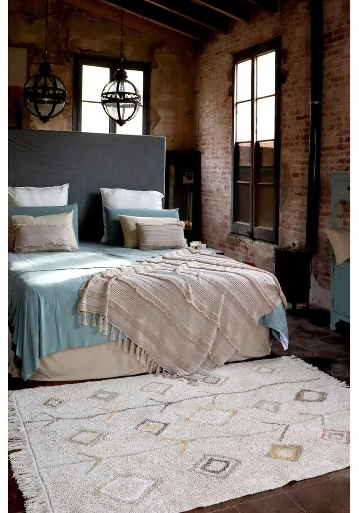 Бежов ръчно изработен памучен килим подходящ за пране 140x200 cm Kaarol Earth – Lorena Canals