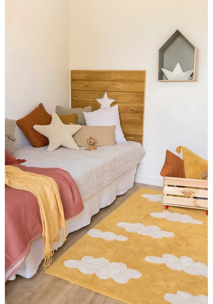 Памучен ръчно изработен детски килим подходящ за пране горчица 120x160 cm Clouds Mustard – Lorena Canals