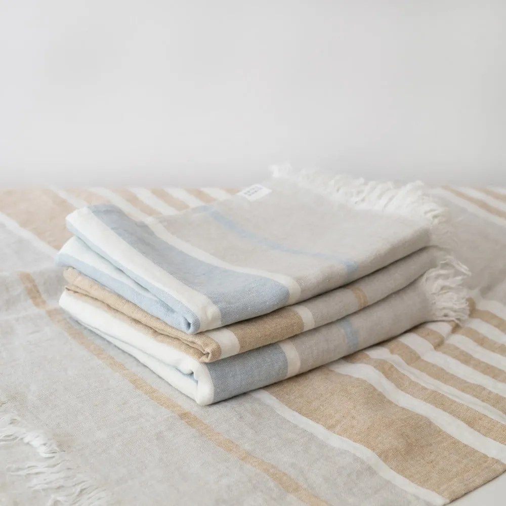 Бежово ленено одеяло за плаж 140x170 cm Allure Stripe – Linen Tales