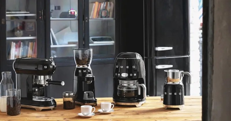 Уред за разпенване на мляко Smeg MFF11BLEU, 500 W, 600 мл, 8 програми, Подвижна кана, Автоматично изключване, Черен