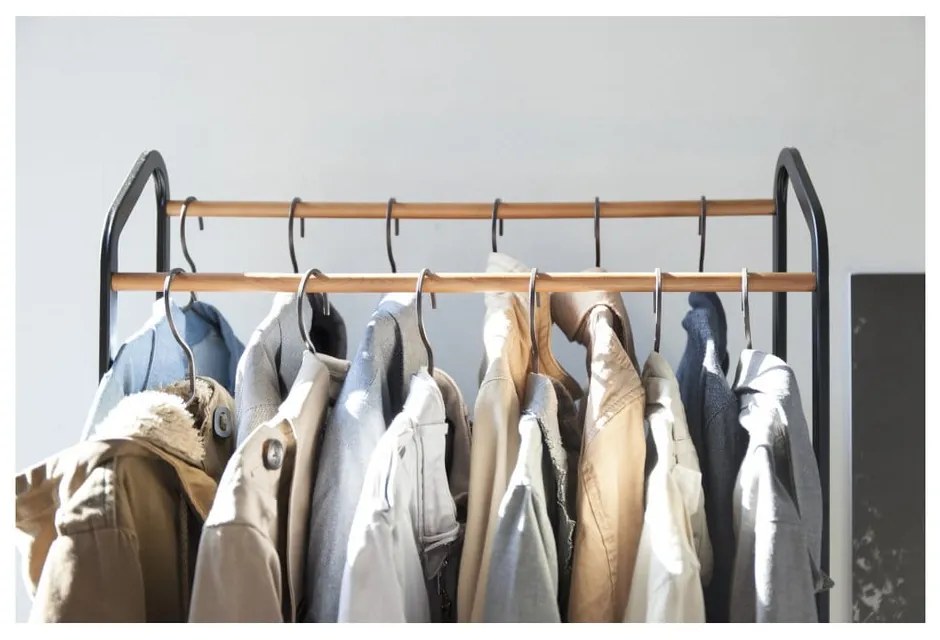 Черна метална стойка за дрехи на колелца Tower – YAMAZAKI