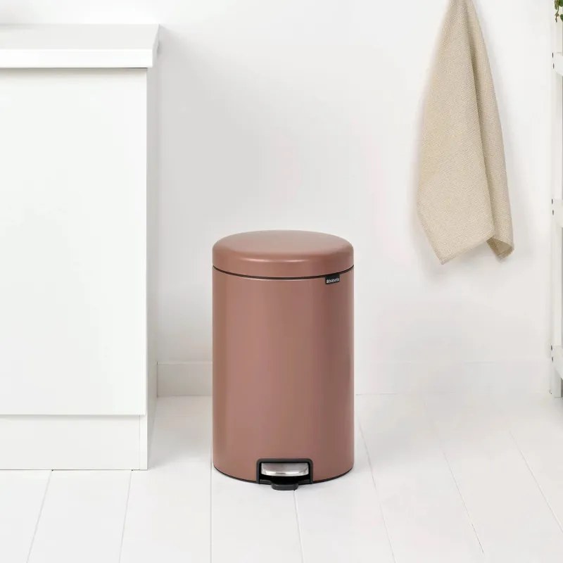 Кош за боклук с педал Brabantia NewIcon 1008849, 20 л, Плавно затваряне, Противоплъзгаща основа, Сатенено покритие, Кафяв