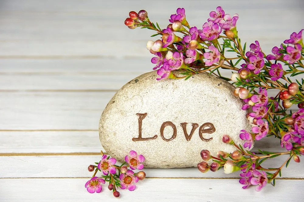 Фототапет – С надпис върху камък Love