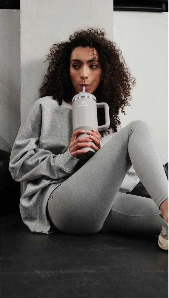 Светлосив термос със сламка от неръждаема стомана 890 ml Quencher H2.O FlowState™ Tumbler Ash – Stanley