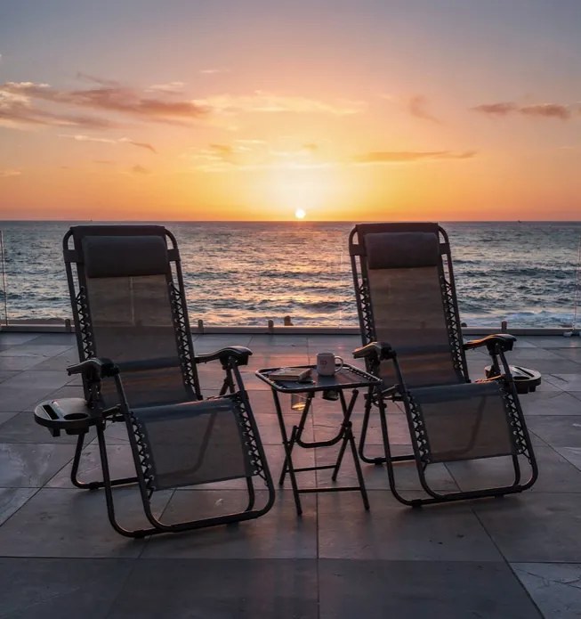 Комплект от 2 накланящи се градински стола с маса - сив