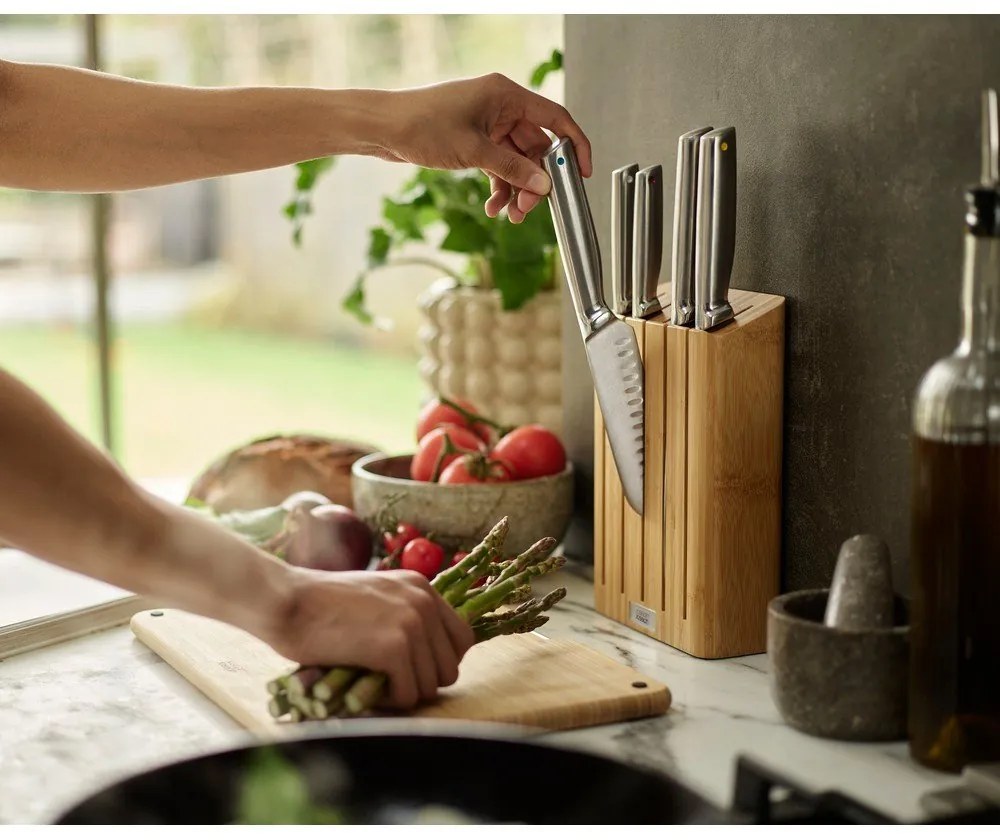 Комплект ножове с поставка 5 бр. от неръждаема стомана Elevate Bamboo – Joseph Joseph