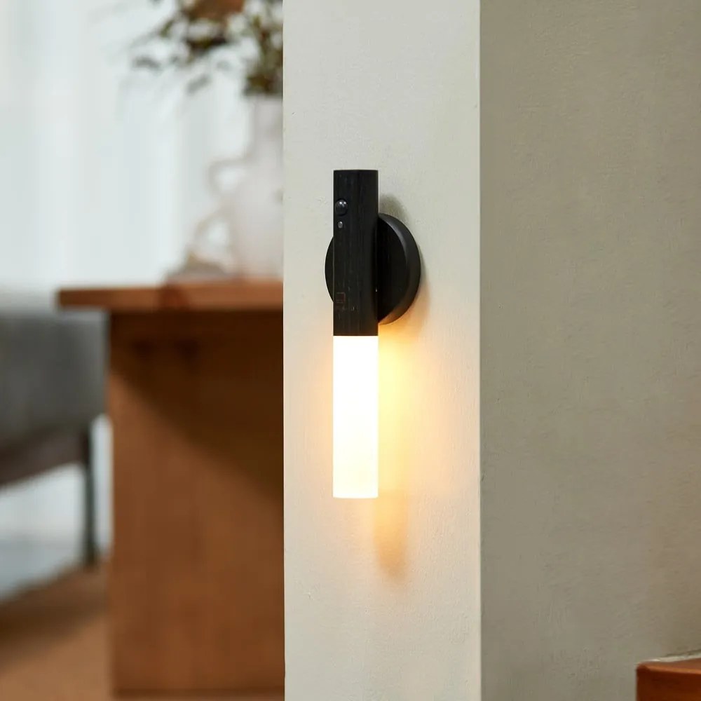 Черна LED стенна лампа с USB Baton – Gingko